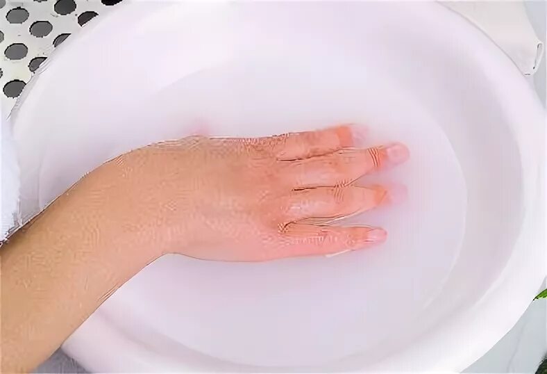 Руки в тазике с водой. Солевые ванночки для пальцев рук. Ванночки для опухшего пальца. Солевые ванночки для кисти руки. Ванночки при молочнице