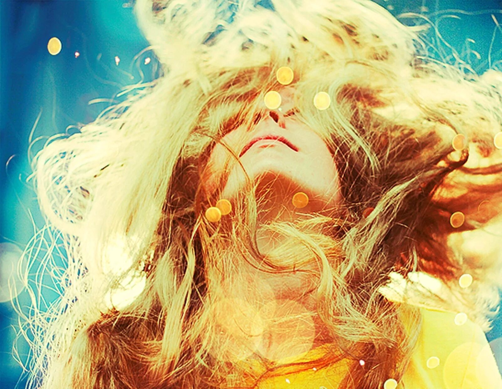 Запуталось солнце. Девушка и солнце. Волосы на ветру. Девушка с золотыми волосами. Девушка волосы солнце.