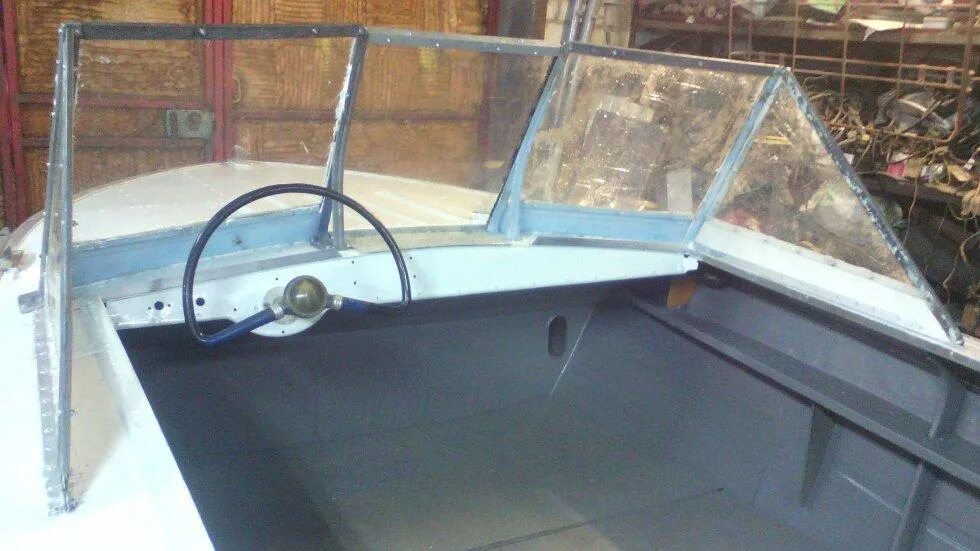 Ветровое стекло на лодку прогресс 4. Ветровое стекло на прогресс 4. Стекло на лодку прогресс 4 с калиткой. Стекло прогресс 4. Ветровое стекло на прогресс 4.