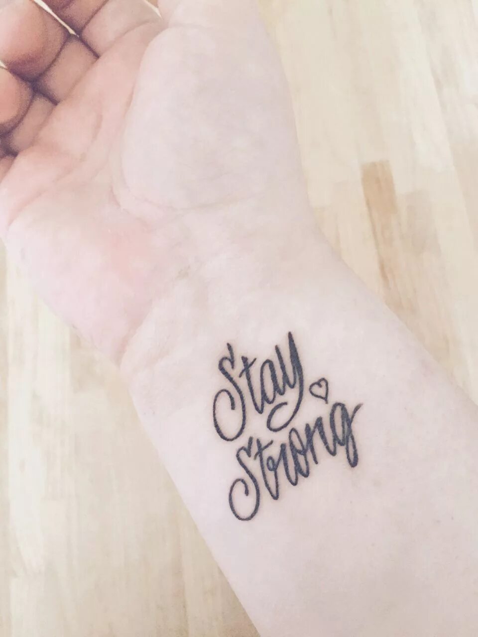 Be strong тату на запястье. Тату оставайся сильной. Тату будь сильной. Тату stay strong на ногах. Татуировка stay strong.