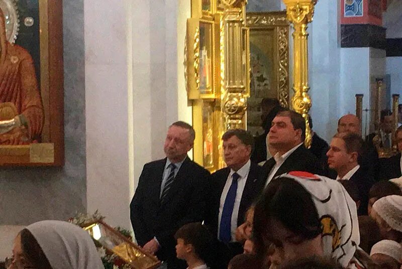 Беглов снег. Беглов проехал с иконой. Беглов на службе в казанском соборе. Беглов семья. Беглов проехал с иконой.