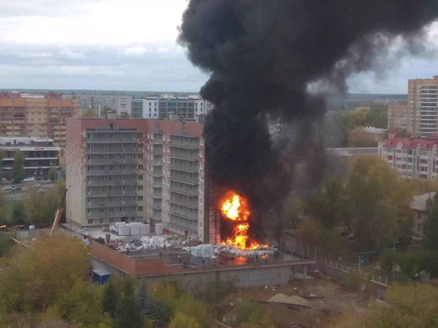 Пожар Казань Авиастроительный район. Пожар в Казани вчера в Авиастроительном районе. Пожар в Казани сейчас в Авиастроительном. Пожар в Казани сегодня в Авиастроительном районе. Хлопки в казани