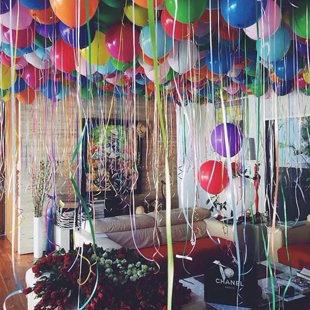 Шары много денег. Шары с днем рождения. Украшение зала на день рождения. Украсить комнату на день рождения. Украсить комнату шарами.
