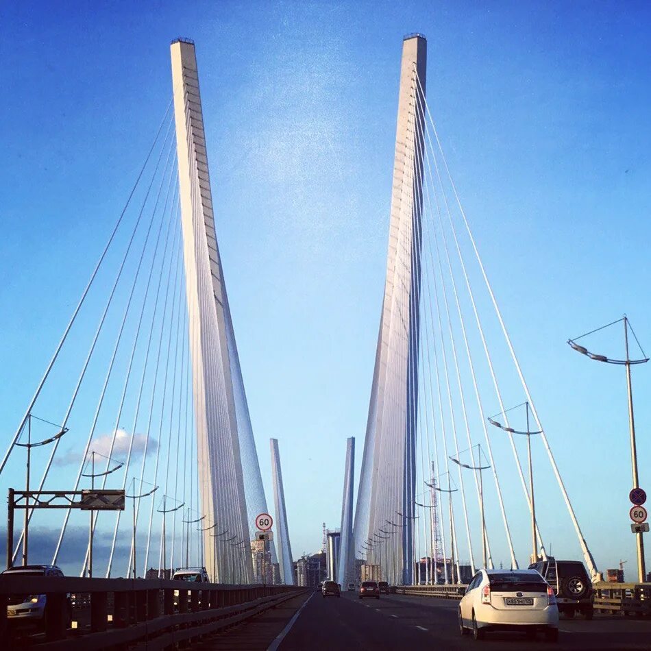 Vladivostok golden horn bay bridge. Вантовый мост бухта золотой рог. Владивосток мост через бухту золотой. Мост золотой рог владивосток. Владивосток бухта золотой рог ночью.