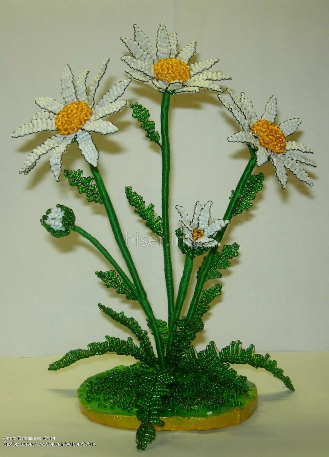 бисероплетение цветы ромашки. бисероплетение цветы. бисероплетение цветы ромашки. полевые ромашки из бисера. бисер цветы ромашка.