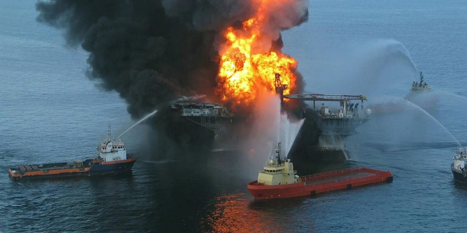 Катастрофа на нефтяной платформе. Взрыв платформы deepwater horizon. взрыв на нефтяной платформе в мексиканском заливе 2010. мексиканский залив катастрофа на буровой платформе 2010. авария в мексике на нефтяной платформе в 2010.