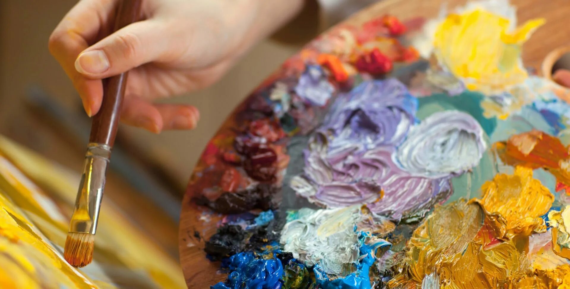 творческое рисование с детьми. идеи для вдохновения. палитра с красками и кистями. творческие мастер-классы. фототерапия арт-терапия.