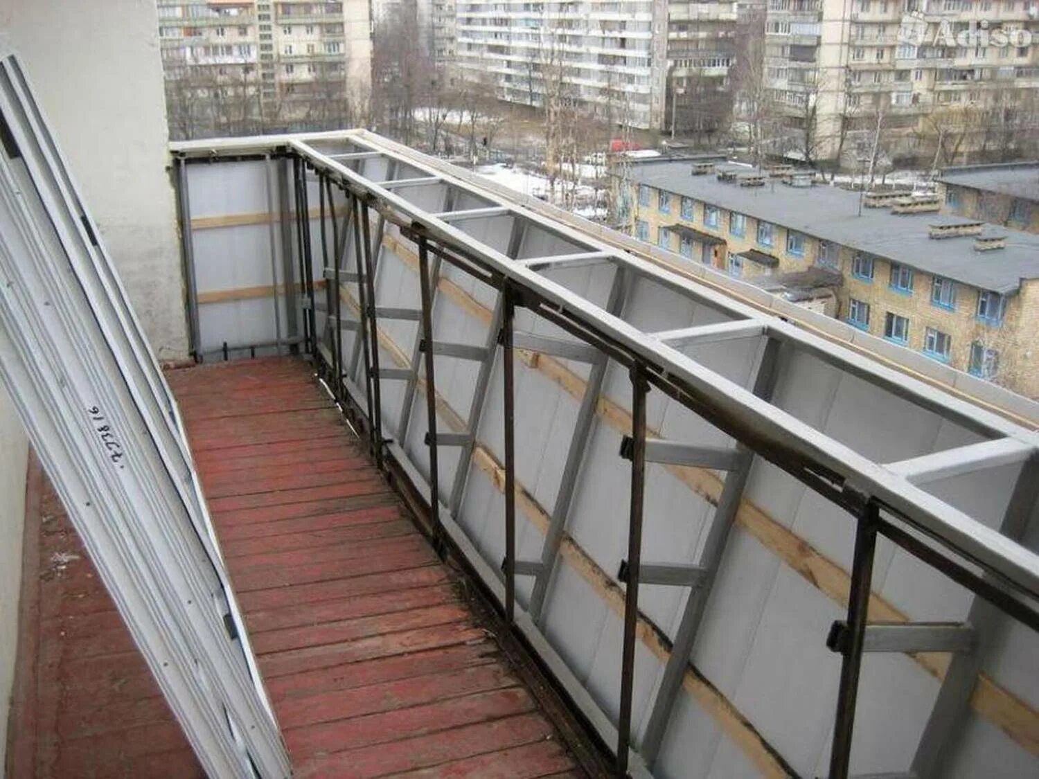 Балкон с выносом. Металлокаркас для балкона. Выносное остекление балкона. Остекление с выносом.
