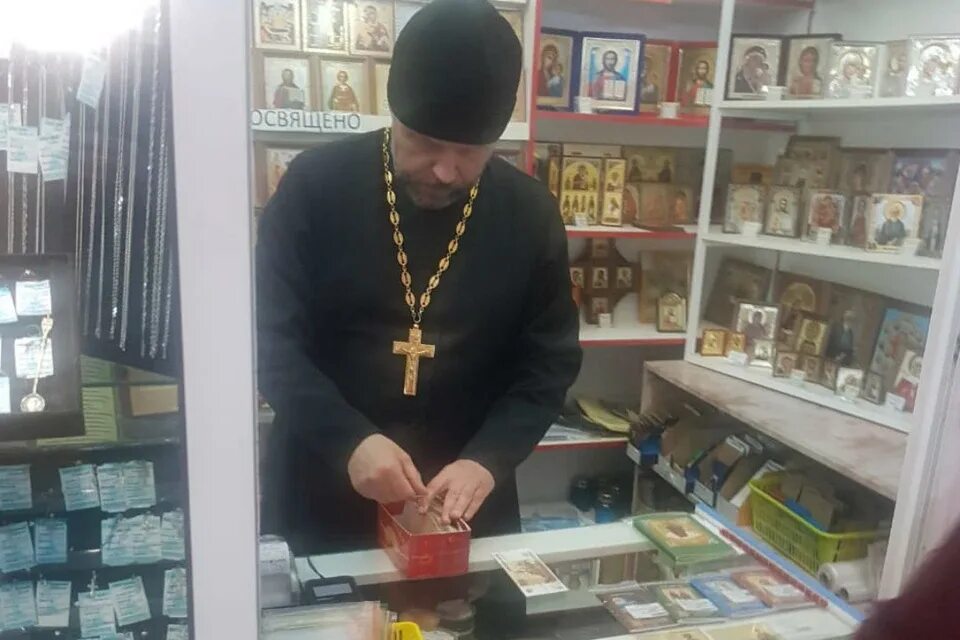 Что продает священник. Торговля священника. батюшка в лохотронах. икона торгующие. батюшка без рясы.