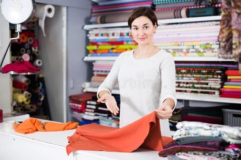 Продавец в магазине одежды. Продавец домашнего текстиля. Продавец постельного белья. Кассирша в магазине одежды. Продавец домашнего текстиля.