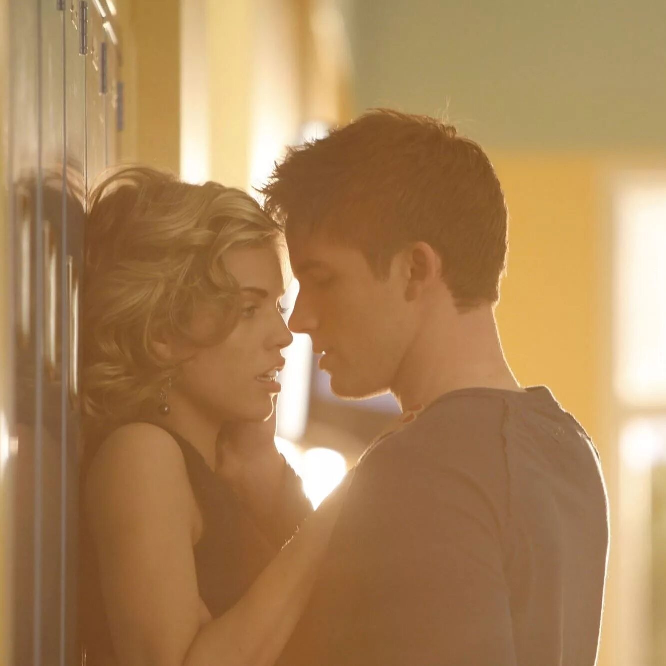 Парень прижал девушку к стене. Парень прижимает к стенке. Мужчина прижимает девушку. Любовь на подоконнике. Мужчина прижимает женщину.