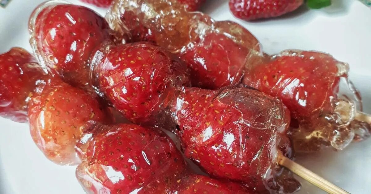 Tanghulu master. Танхулу с клубникой. Tanghulu. Пекинская Tanghulu. How to keep the Bright Color of Candied Strawberry Cherries.