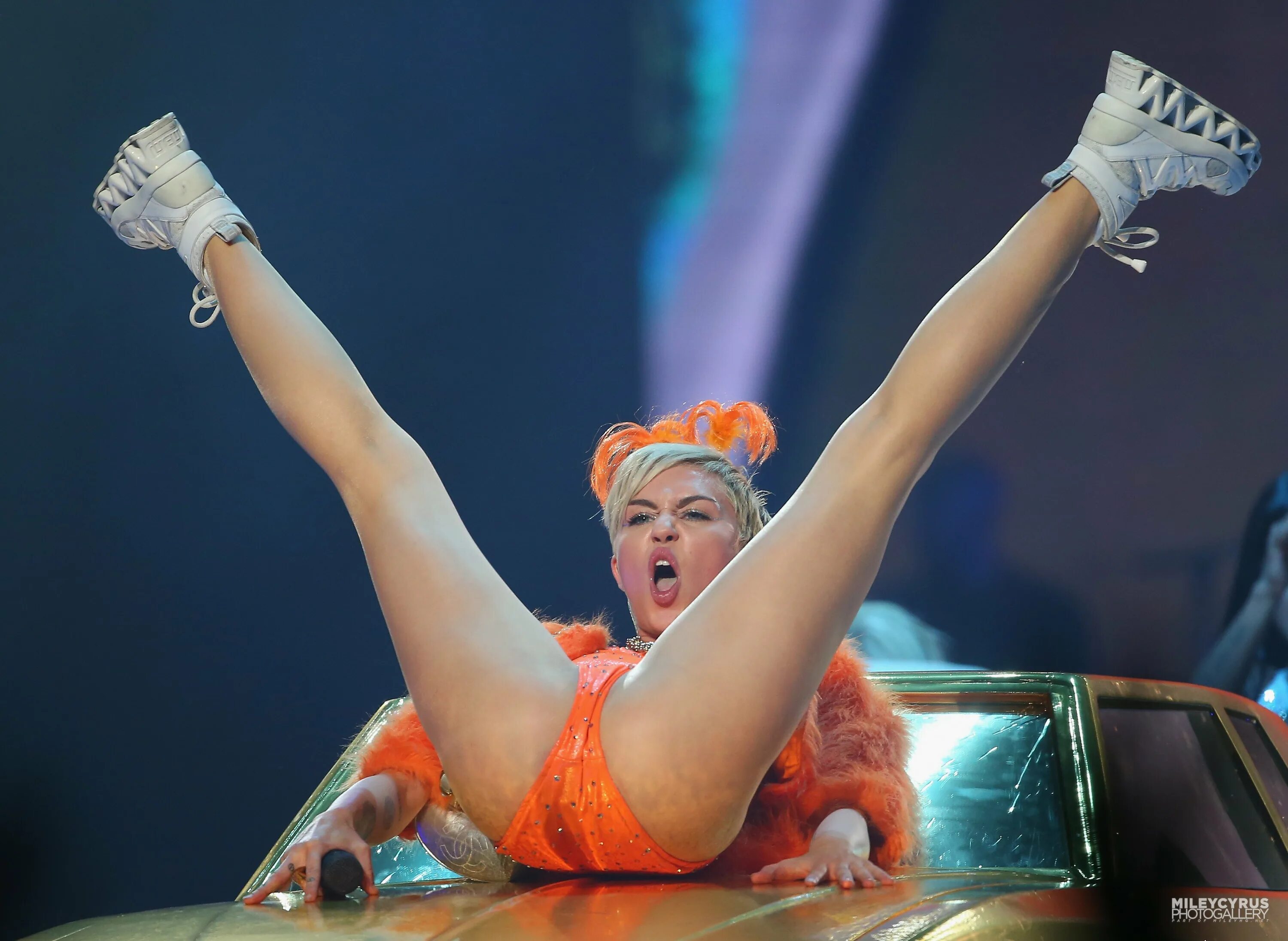 Miley Cyrus. Майли Сайрус Bangerz Tour. Майли Сайрус горячее на сцене. Майли Сайрус 18.