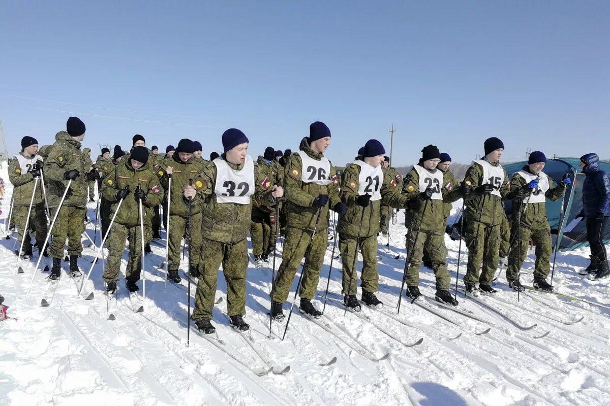 Военно спортивные названия. Военные лыжи. Лыжные гонки в армии. Лыжная гонка в армии. Военные состязания.