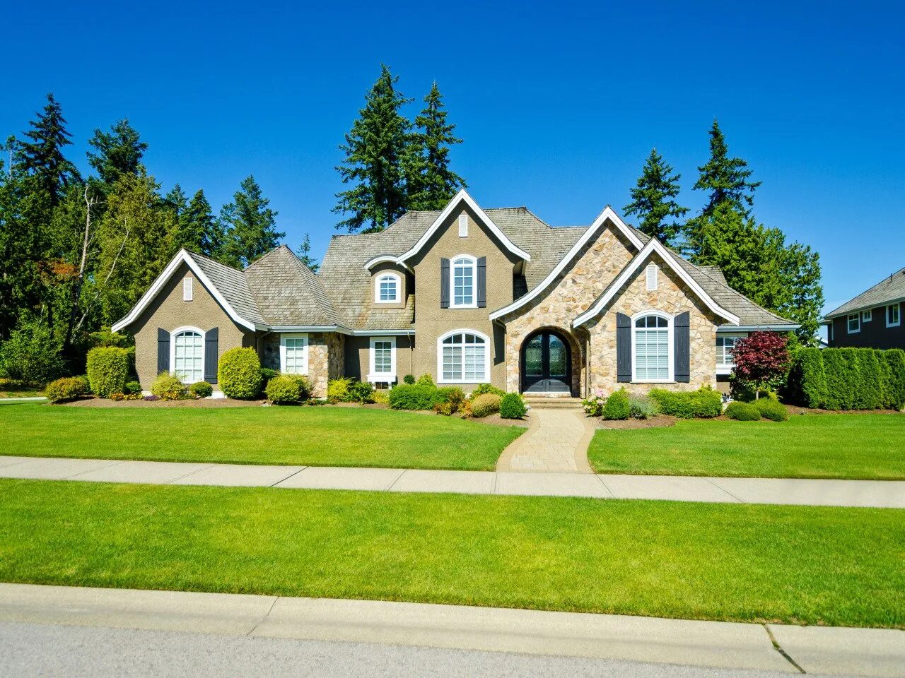 красивый уютный дом. задний фон дома. красивый домик. домик с газоном. дом с лужайкой.