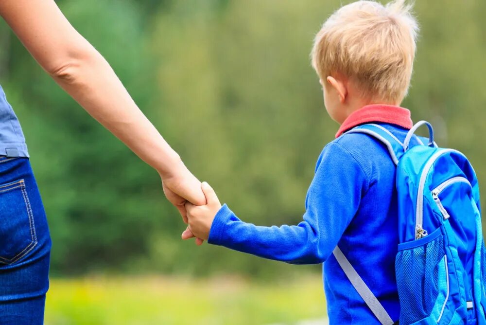 Школьники идут в школу. Мама ведет в школу. Дети идут в школу. Буллинг+портфель. Сопровождение ребенка домой.