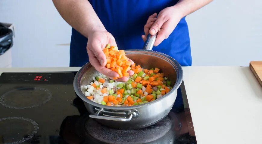 Можно ли тушить овощи. Тушить овощи на плите. Тушить овощи на плите картинка. Процесс тушение овощей под крышкой Эстетика. Сколько тушить овощи-заморозку в кастрюле.