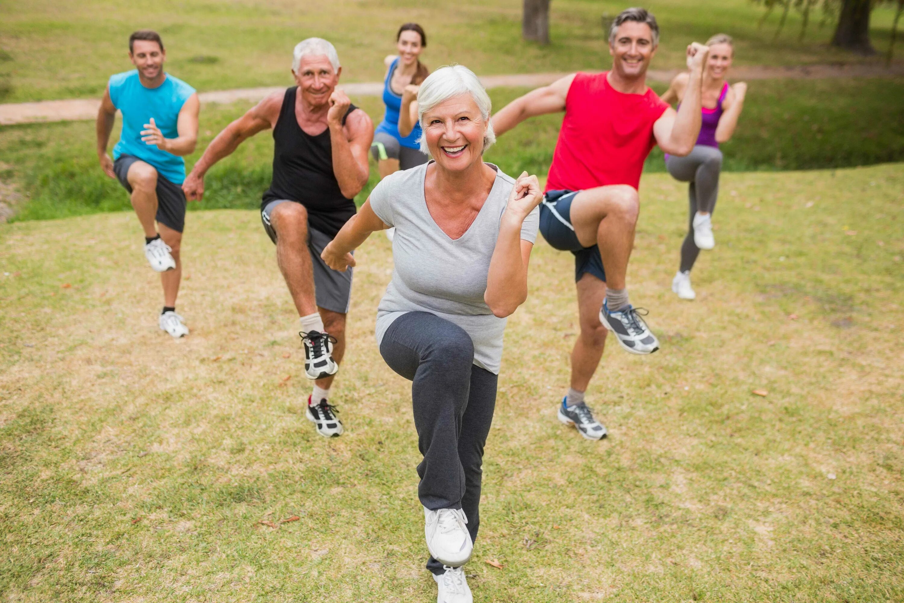 заниматься спортом. активный образ жизни. ходьба дети. спорт на свежем воздухе. здоровый образ жизни.