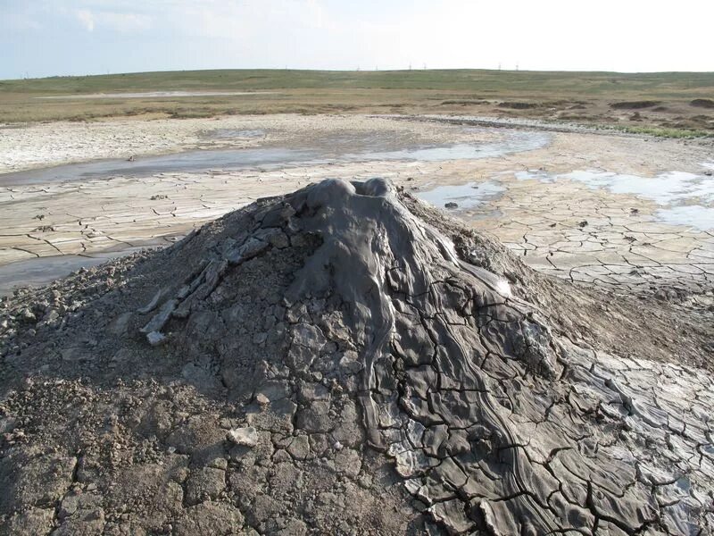 Грязевой вулкан в краснодарском крае на азовском море. Грязевой вулкан тиздар на азовском море. Вулканическая грязь на азовском море. Вулкан тиздар грязевой туризм. Вулкан тиздар азовское море.