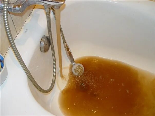 Ржавая вода. Стирка ржавой водой. Грязная вода из под крана. Растворенное железо в воде. Железо в воде из скважины.