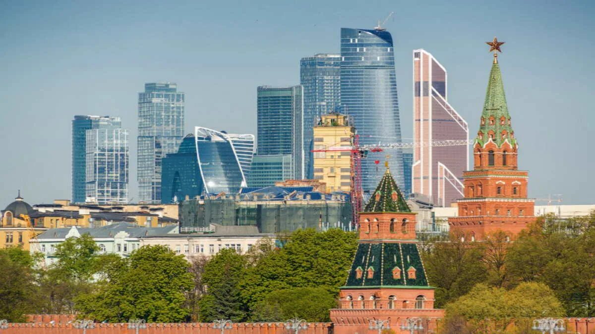 Выше 30. Москоу Сити и Кремль. Москва Сити вид с Кремля. Крель с башни Москва Сити. Вид на Кремль из Москва Сити.