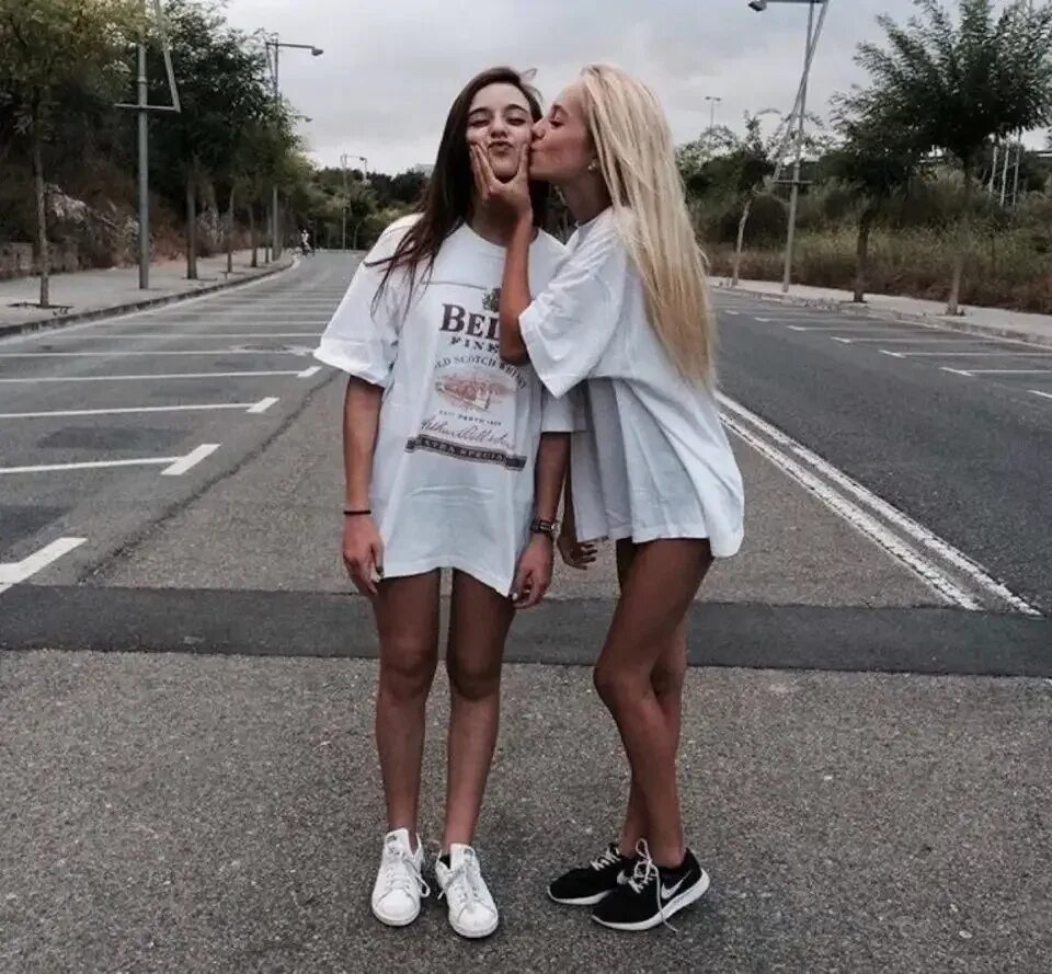 Эстетика подруг в школе. Фотосессия подруг. Обнять лучшие подруги. Красивые подруги. Парные фотографии для лп.
