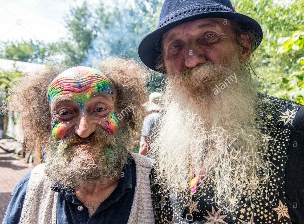 Волосатый бомж. Гластонбери фестиваль хиппи. Старик хиппи. Хиппи лохматый. Хиппи бомж.