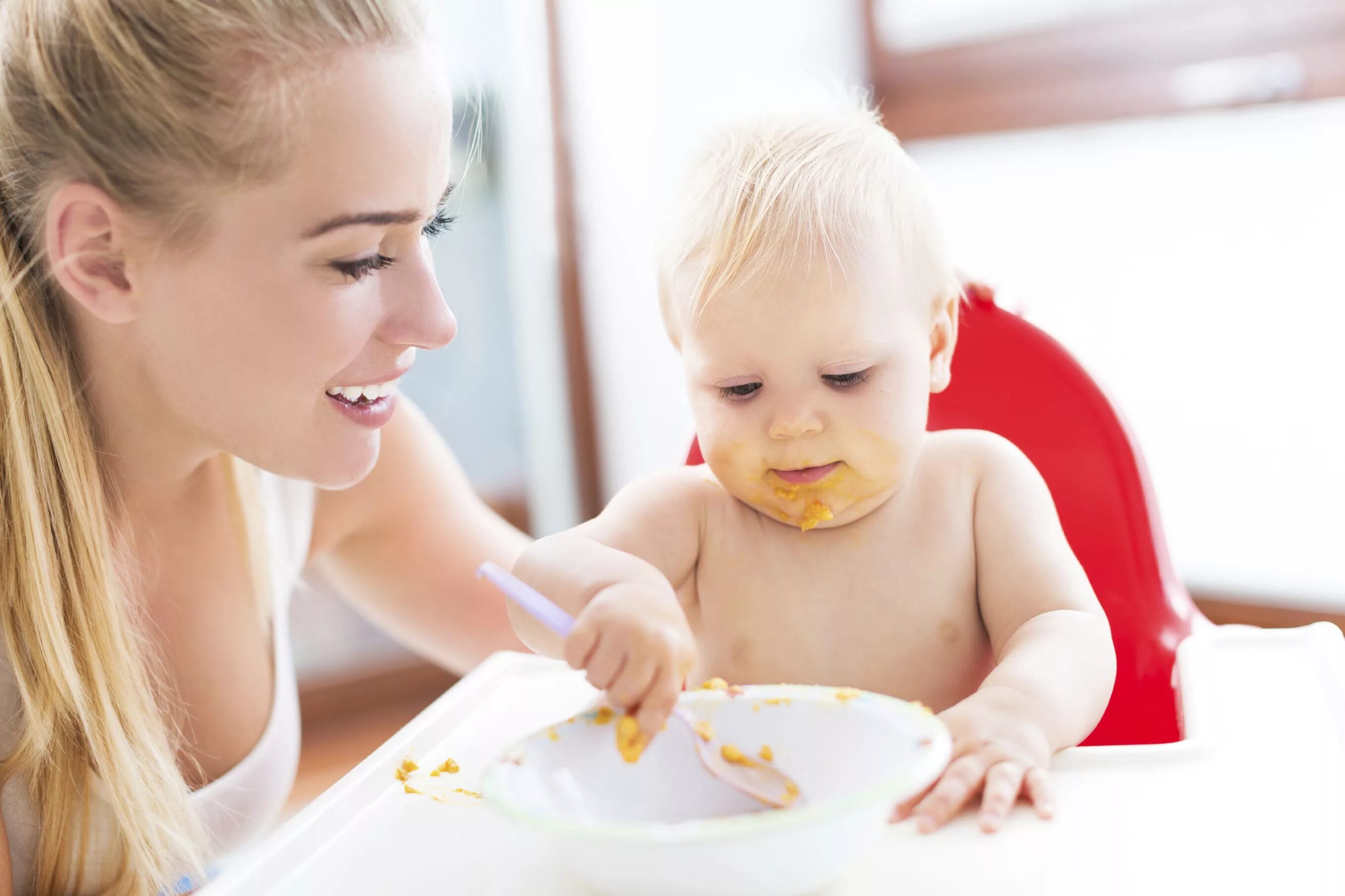 Ем сам рядом. Ребенку вкусно. Мама с малышом едят ложкой. Кормить с ложечки. Учим ребенка есть самостоятельно.