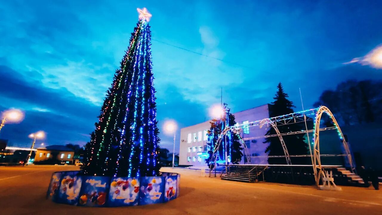 Событие елка. Губернская елка в Саратове. Елка на городской площади. Главная елка Саратова 2022. Лента на елку.