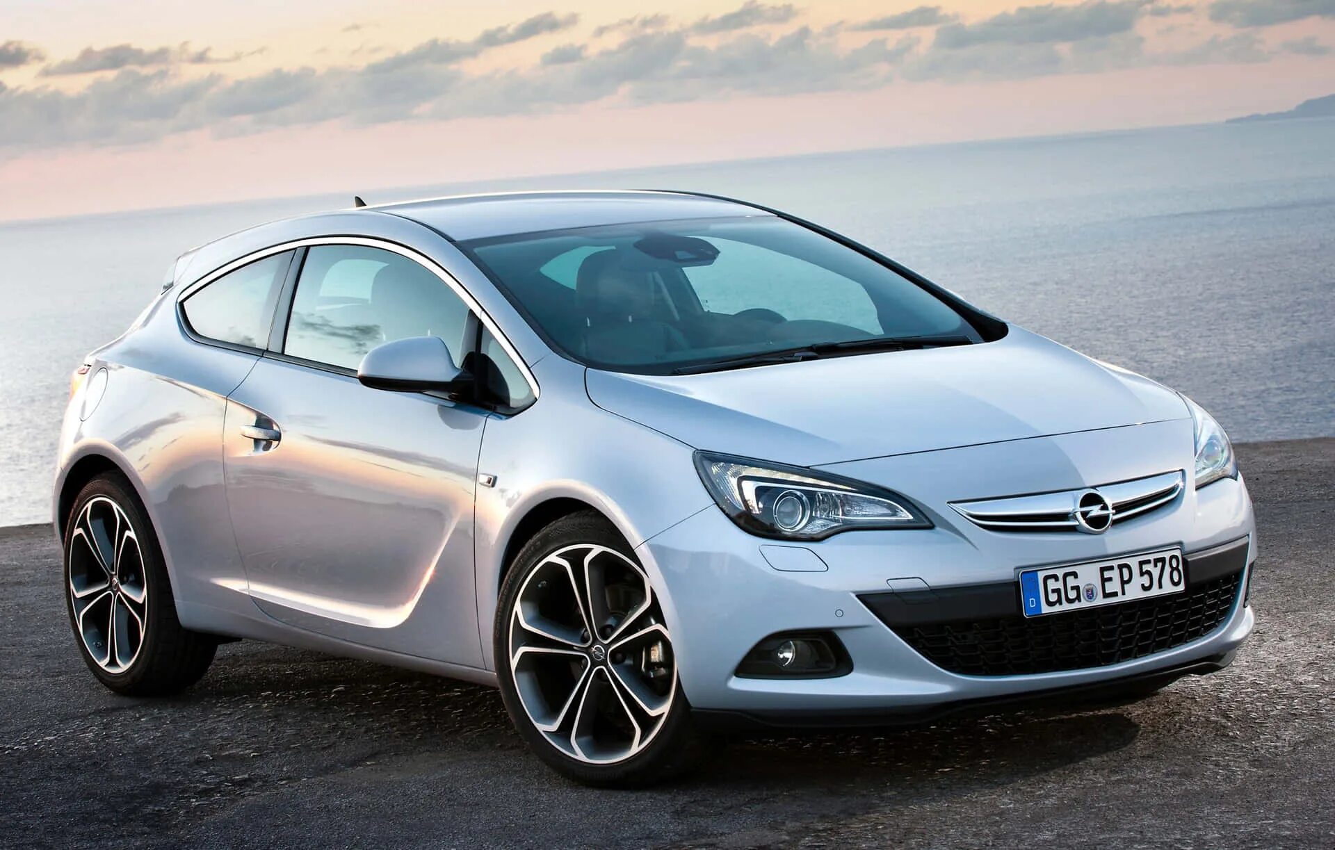 Opel на русском. Opel Astra GTC 2.0. Машина Opel Astra GTC. Oper Astra gt c.