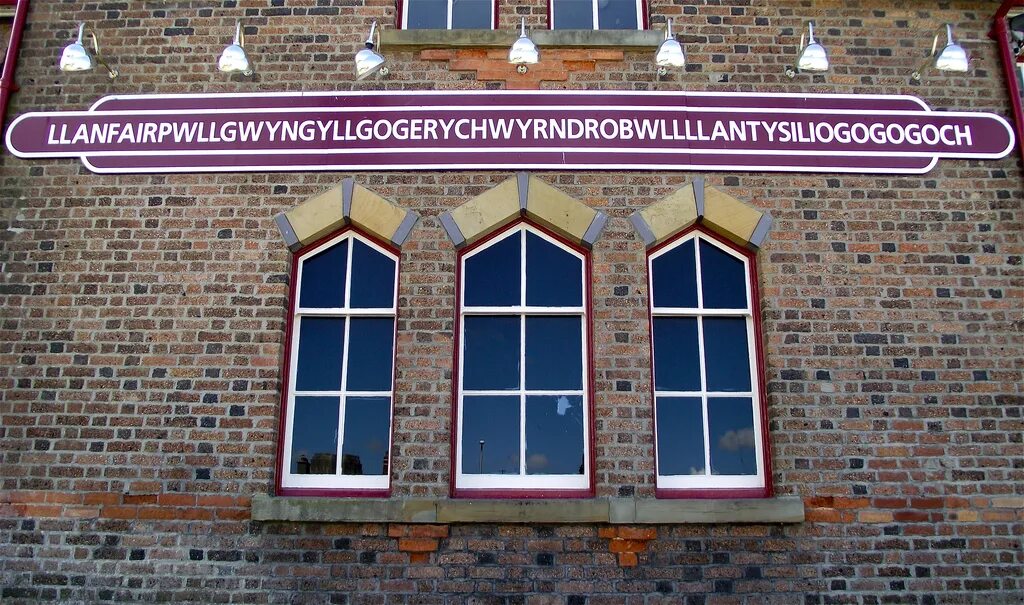 Название самой длинной улицы. Город Llanfairpwllgwyngyllgogerychwyrndrobwlll lantysiliogogogoch. Самое длинное название в Уэльсе деревни Уэльсе. Самое длинное название города. Самое длинное название города в Уэльсе.