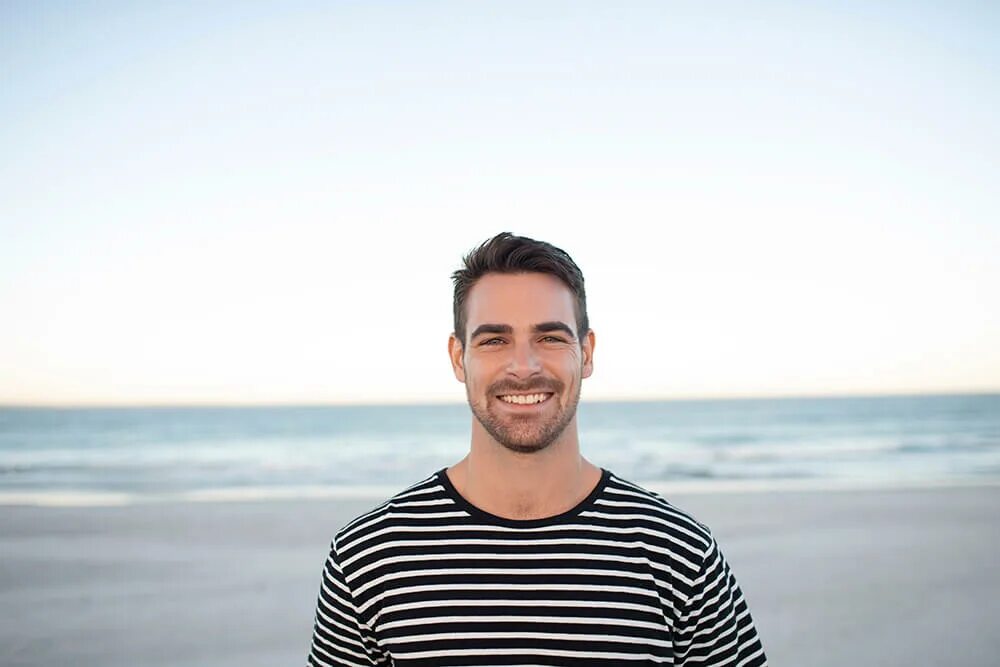 Красивый успешный мужчина. Красивые мужчины среднего возраста. Мужчина свыше. Стильный мужчина улыбается. Счастливый мужчина.