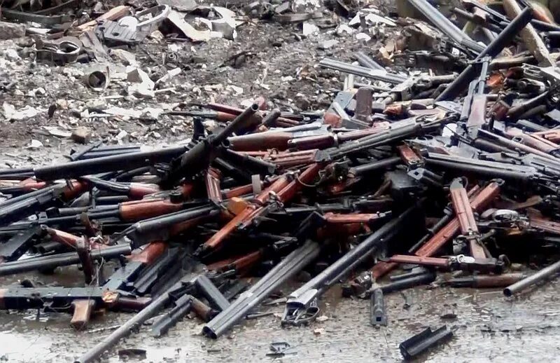 Утилизация оружия в россии. Сдача оружия. Сдача оружия на утилизацию. Дети сдают оружие. Много оружия.
