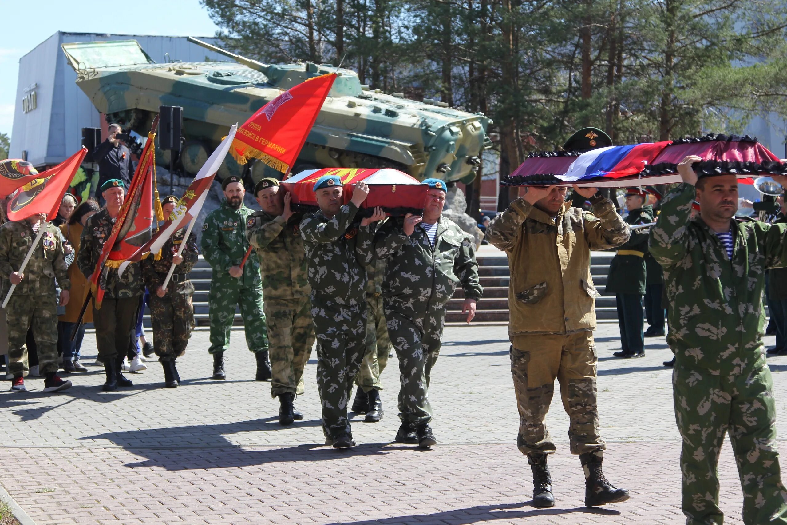 Аллея славы Каменск-Уральский. Военные солдаты на Украине фото. Фото военных на Украине сейчас. Фото солдат на Украине 2022. Новости каменска уральского сегодня последние