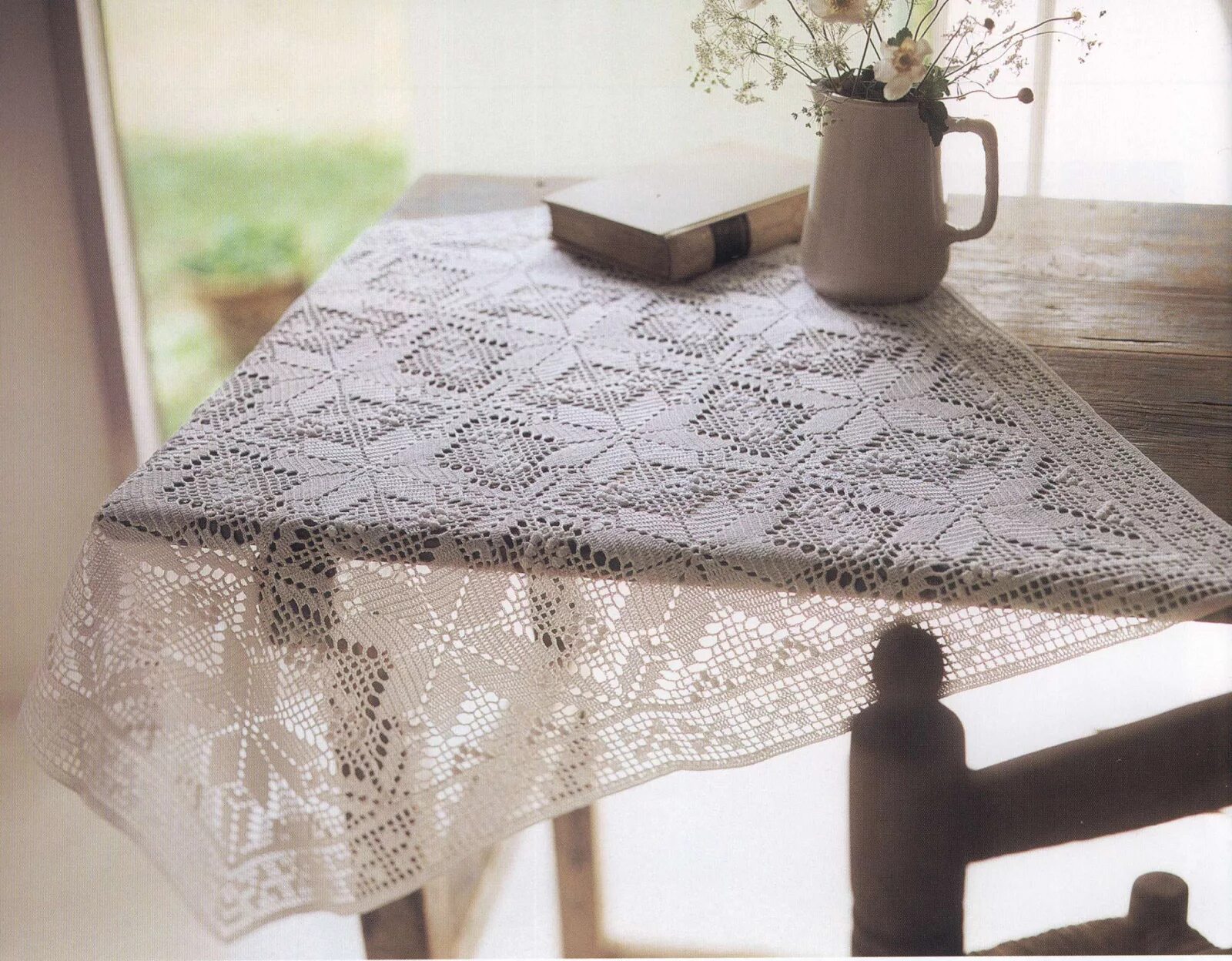 Вязаная скатерть прямоугольная. Вязаная скатерть прямоугольная. Прямоугольная скатерть крючком. Вязание крючком скатерть квадратные. Квадрат для скатерти крючком.