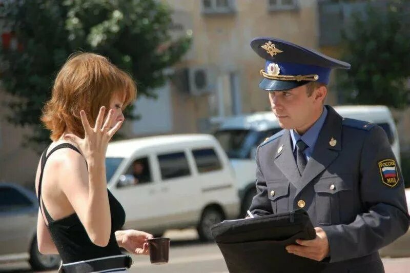 Сотрудник орд. Милиционер. Полицейский допрашивает. Беседа с полицией. Разговор с полицией.