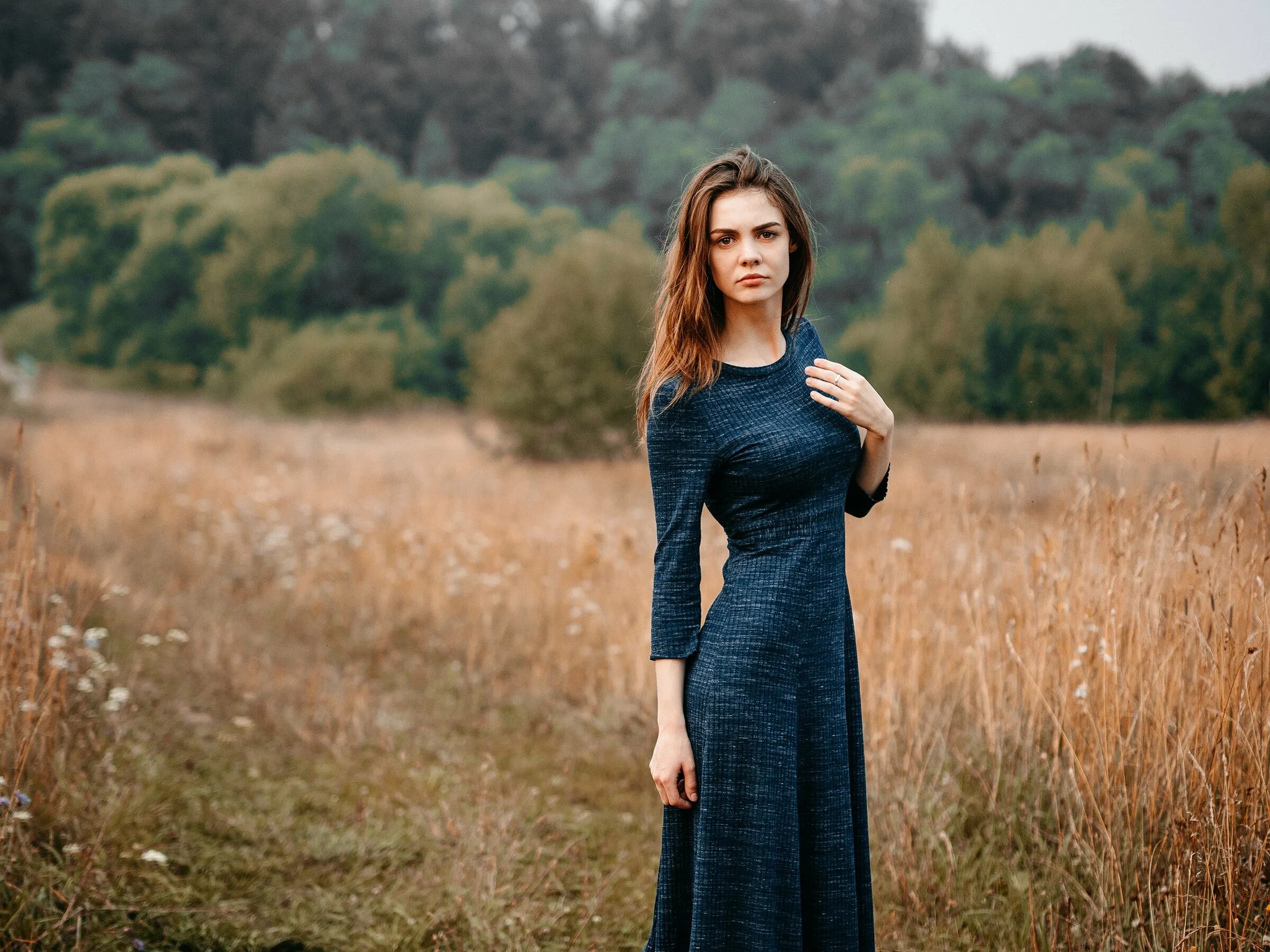 Улыбчивая девушка. Девушка в свитере. Красивые скромные девушки. Красивые скромные девушки. Скромная девушка.