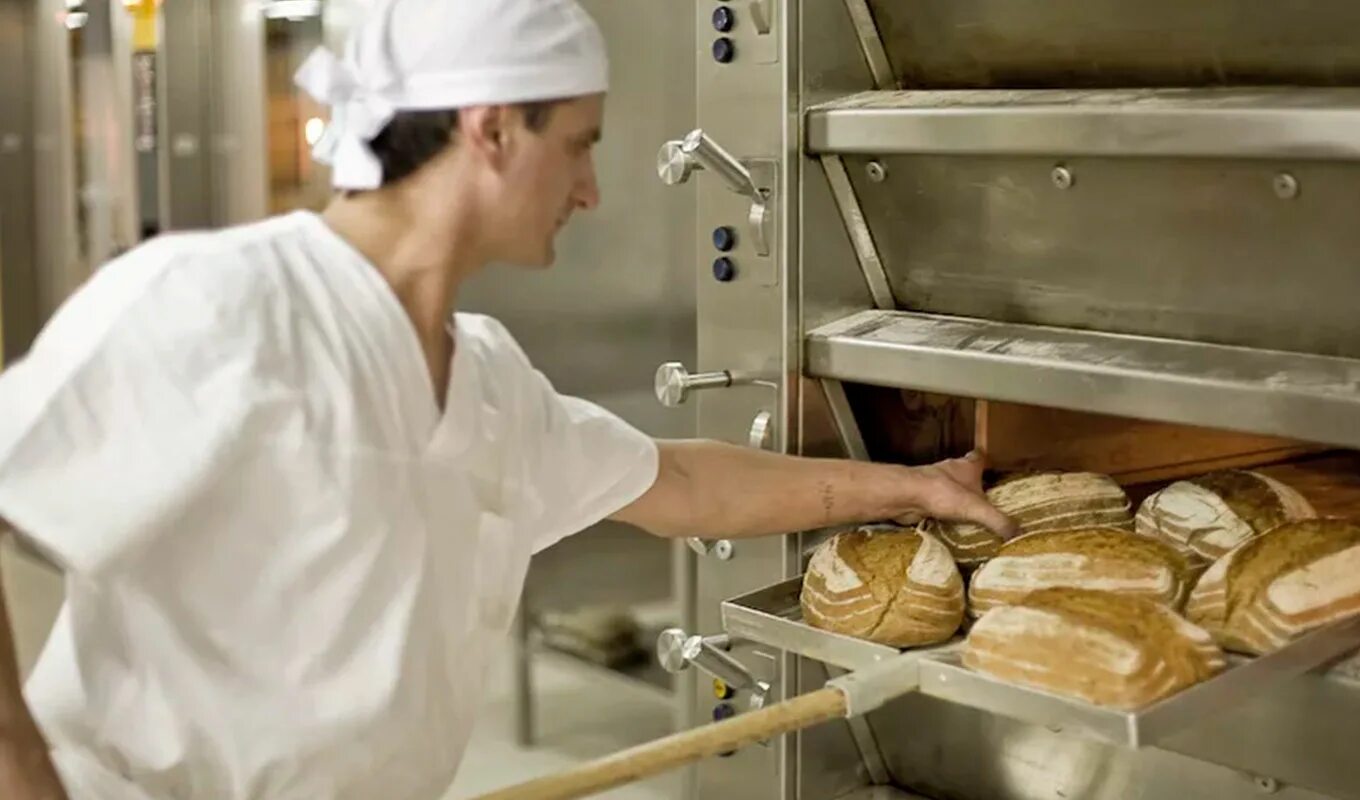 Припек что это при выпечке хлеба. Пекарня пекут хлеб. Выпечка хлеба на производстве. Выпечка хлеба в пекарне. Хлеб в печи.