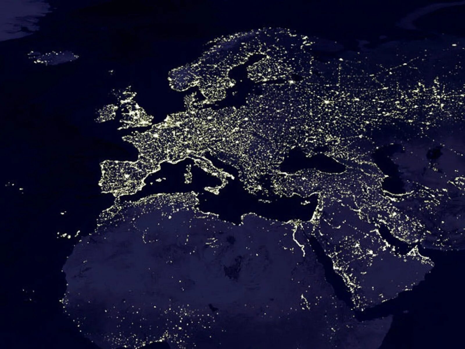 Окр мир ночью. Европа из космоса ночью. Австралия ночью из космоса. Россия вид из космоса ночью. Ночная карта.