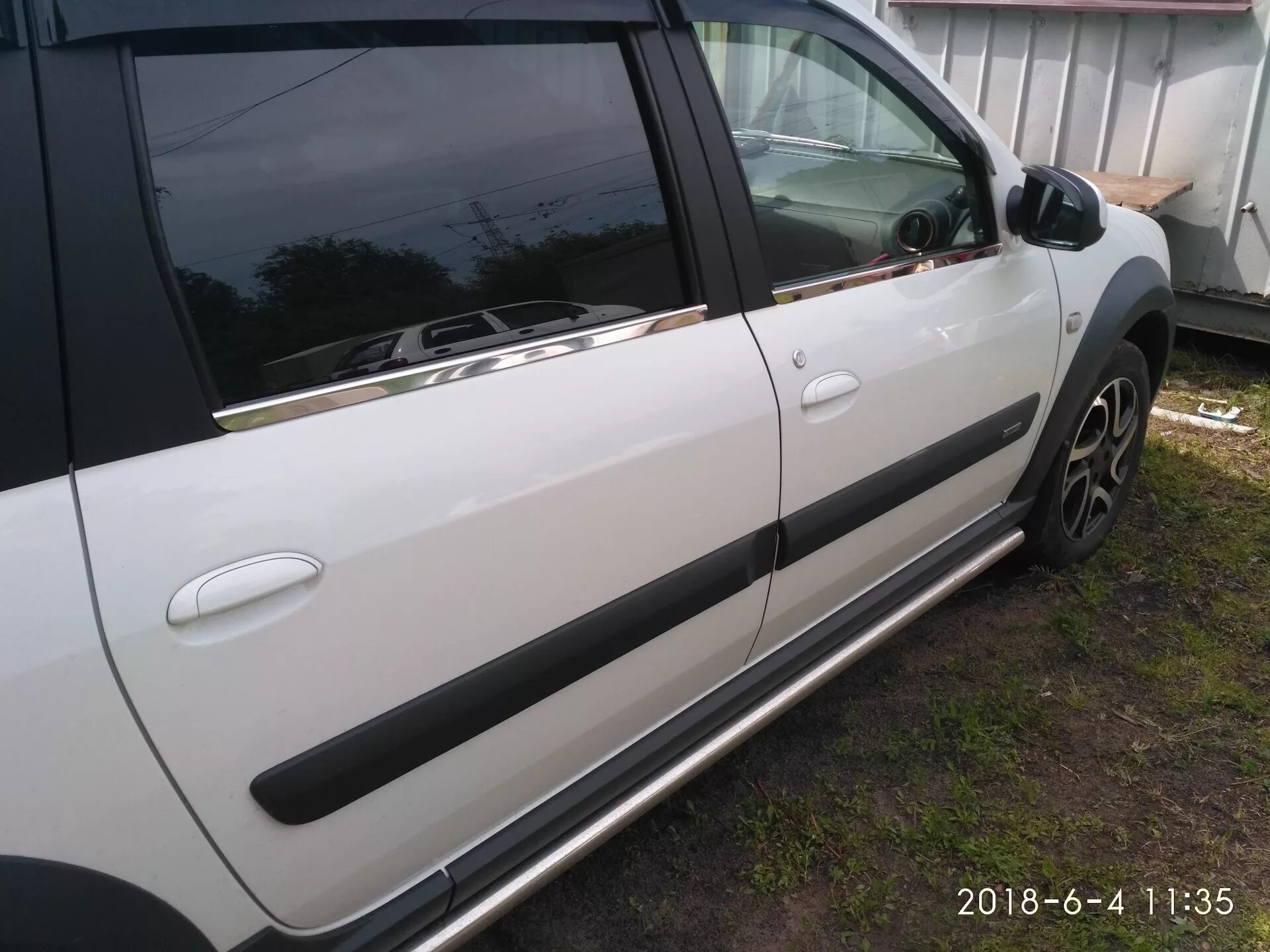 Пороги ларгус кросс. Молдинги ларгус. Дверные молдинги на ларгус. Молдинги дверей logan 2 renault. Молдинги ларгус.