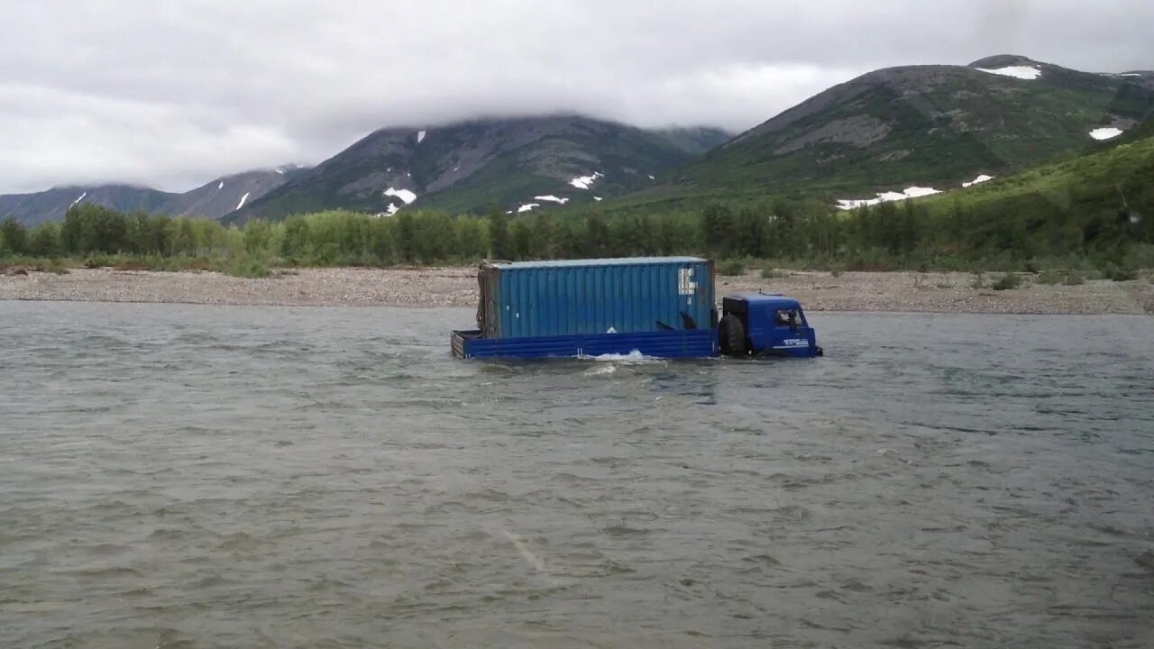 Рассекая воду плывет по реке катер впр. КАМАЗ плывет. Плавающий КАМАЗ. КАМАЗ едет по реке. КАМАЗ поплыл.