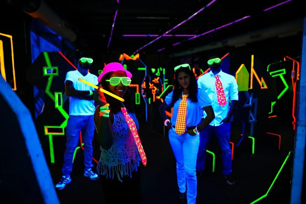 Neon party. Неоновая вечеринка. Неоновая дискотека. Неоновая вечеринка для детей. Неон пати для детей.