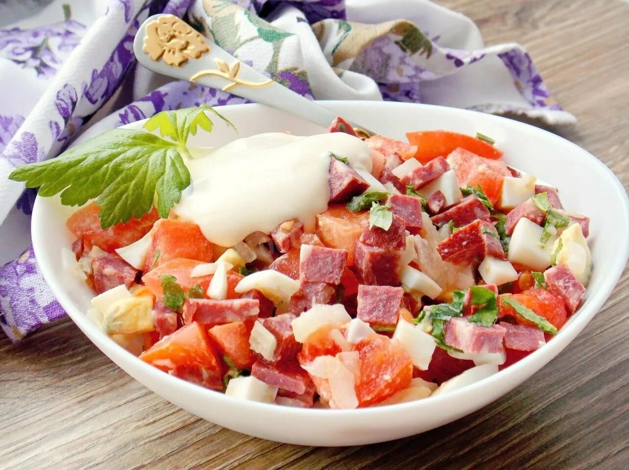 Салаты с колбасой быстро вкусно. Салат с колбасой. салат с салями. салат с копченым мясом. салат с копчеными колбасками.
