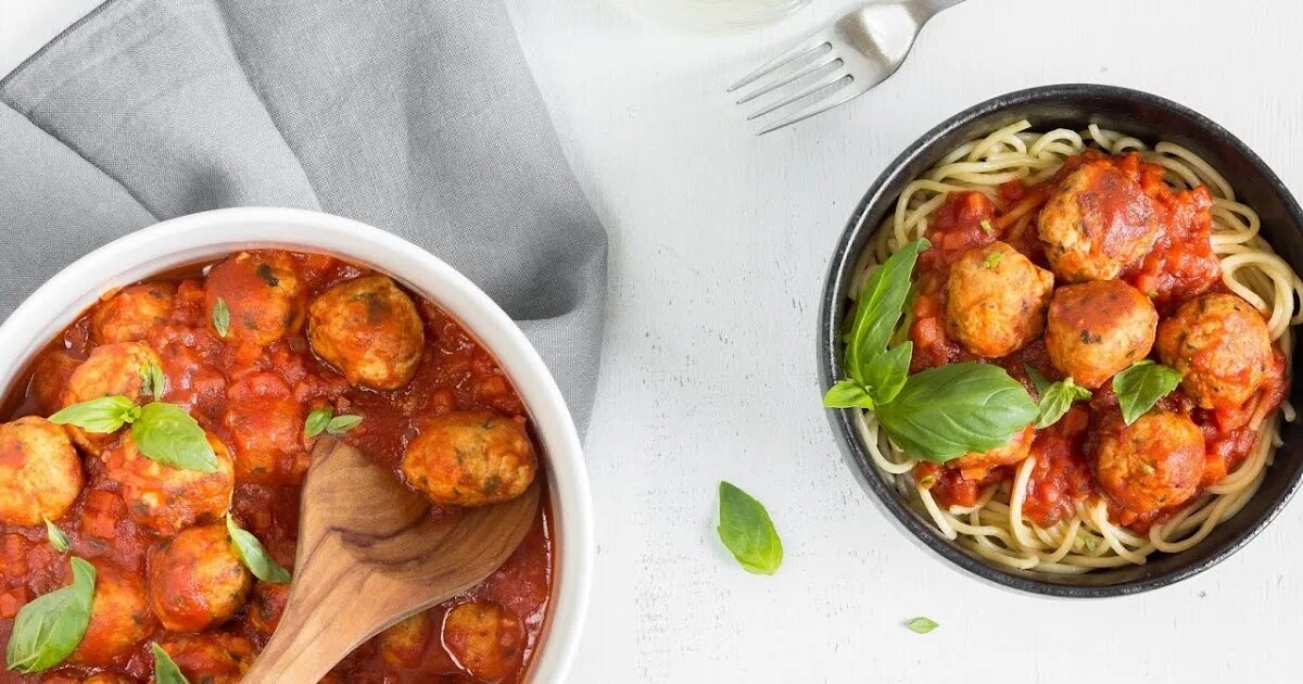 Тефтели из индейки в соусе. Тефтели из форели. Тефтели из индейки. Фрикадельки с подливкой в томатном соусе. Тефтели из индейки с вялеными томатами.