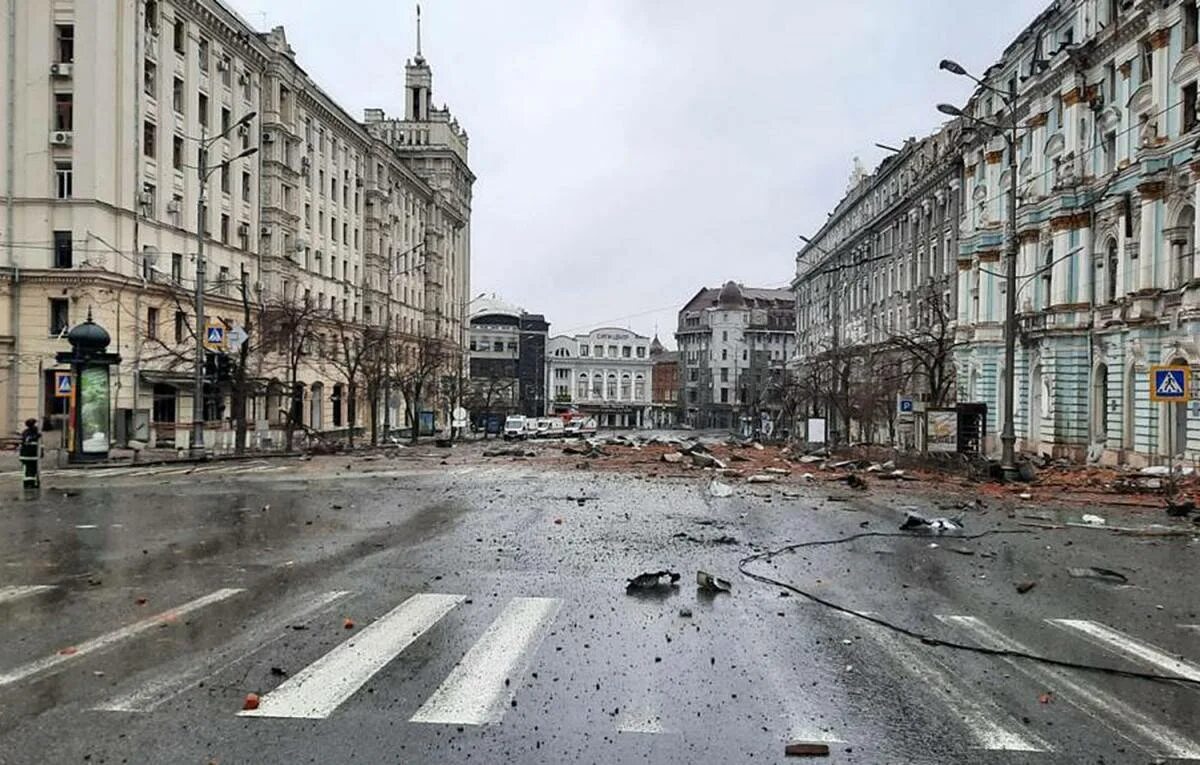 Как живут люди в харькове сейчас. Разрушения в центре Харькова. Обстрелы Харькова центр города. Харьков Центральная улица разрушения.