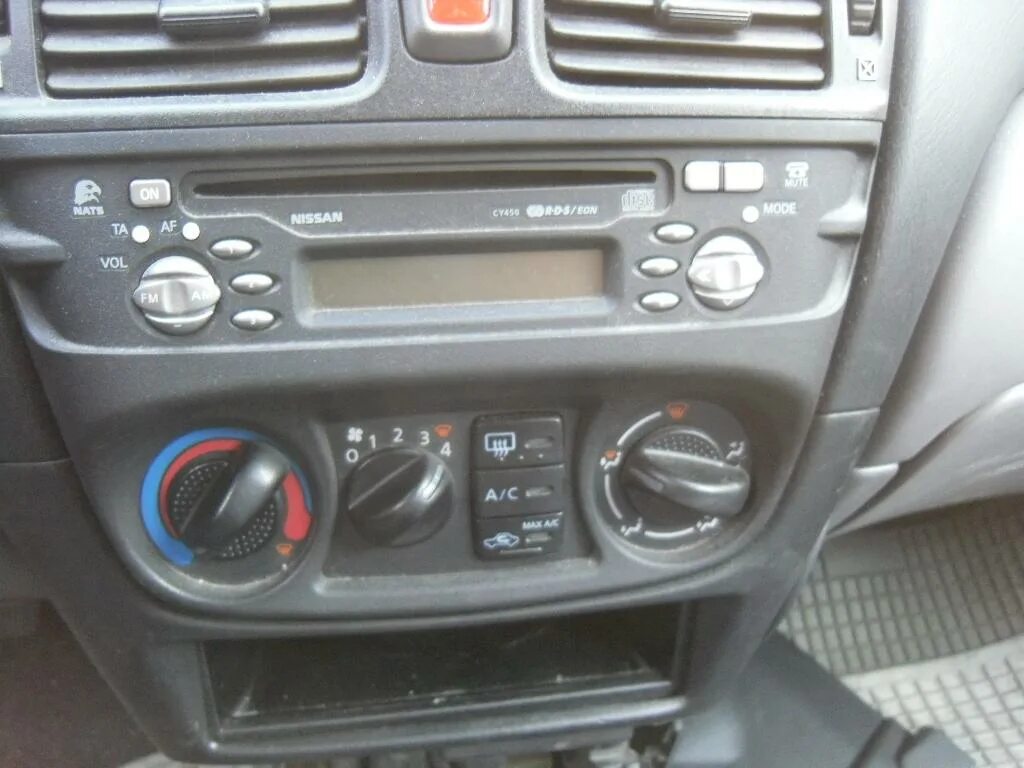 NIssan Almera G15 замена штатной монохромной магнитолы 2DIN на цветную с навигац