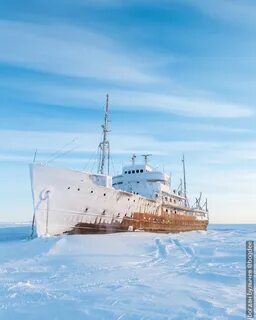 Ледокол на море
