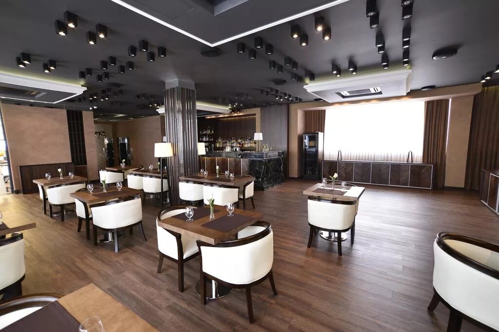Paris yerevan. Ресторан терраса в ереване. Отель париж ереван. Paris hotel yerevan ресторан. Capital hotel 3* ереван.