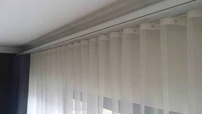 Карнизы с тюлью. Карнизы для штор в спальню. Тюль и шторы на люверсах на одном карнизе. Карнизы для занавесок. Штора и тюль на однорядном карнизе.