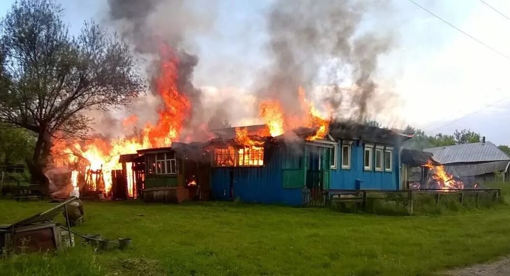 Васильевка Зубова Поляна. Горит деревенский дом. В Мордовии сгорела деревня. Пожар в деревенском доме.